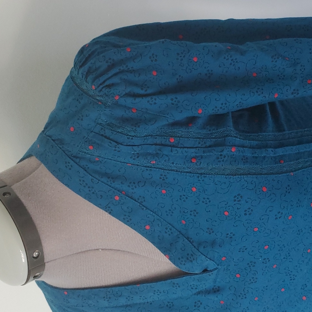 Gorgeous blouse with lace detail